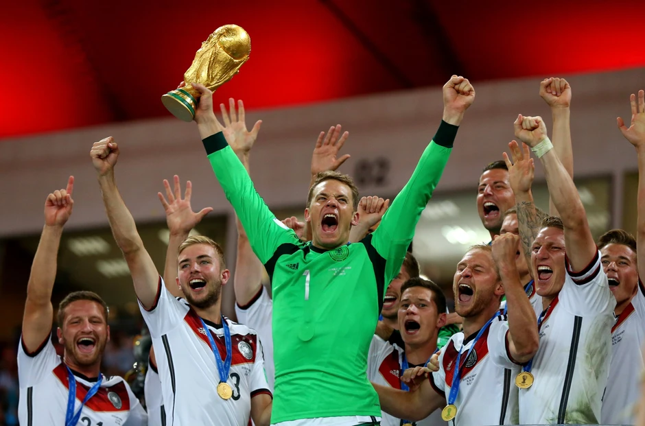 Manuel Neuer viết lại định nghĩa thủ môn