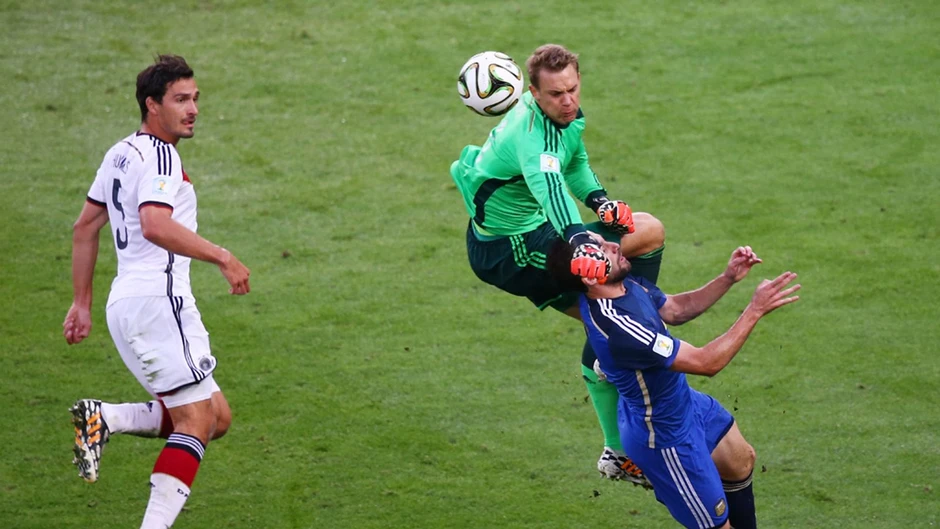 Manuel Neuer viết lại định nghĩa thủ môn
