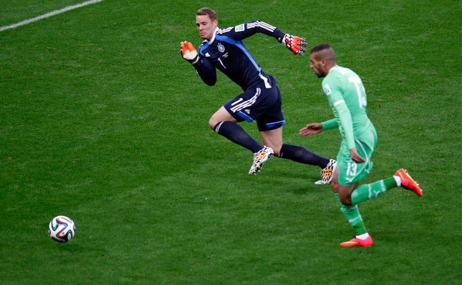 Manuel Neuer viết lại định nghĩa thủ môn
