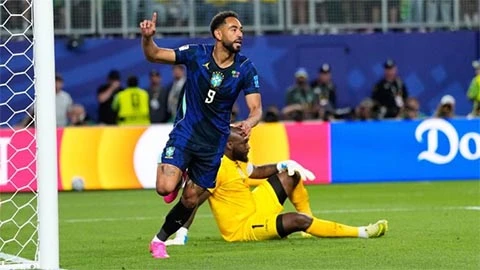 Matheus Cunha và 'con sóng' đưa Brazil tiến lên Matheus Cunha và 'con sóng' đưa Brazil tiến lên
