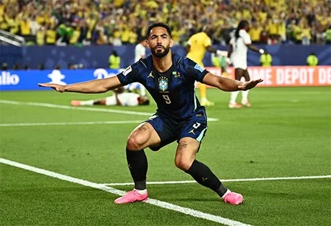 Matheus Cunha và 'con sóng' đưa Brazil tiến lên Matheus Cunha và 'con sóng' đưa Brazil tiến lên