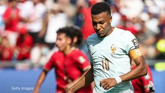 Mbappe gục ngã trên chấm 11m trước “người nhện” Bounou