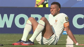 Mbappe khiến tuyển Pháp thót tim