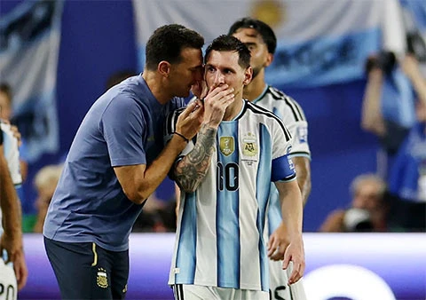 Messi có hành động bất thường trước chung kết, Scaloni lên tiếng bác bỏ