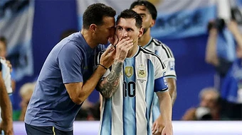 Messi có hành động bất thường trước chung kết, Scaloni lên tiếng bác bỏ