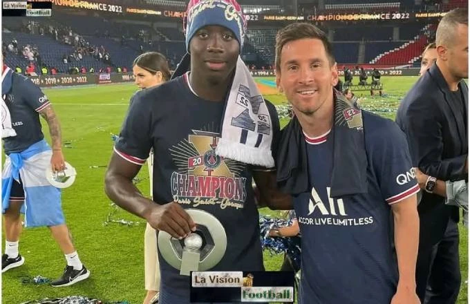 Messi gặp lại người quen cũ ở đội tuyển... Mauritania Messi gặp lại người quen cũ ở đội tuyển... Mauritania