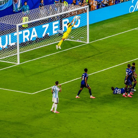 Messi gây tranh cãi vì tình huống đá phạt trước Cape Verde Messi gây tranh cãi vì tình huống đá phạt trước Cape Verde