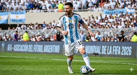 Messi thoát thẻ đỏ, FIFA nhận đơn tố cáo từ Algeria Messi thoát thẻ đỏ, FIFA nhận đơn tố cáo từ Algeria