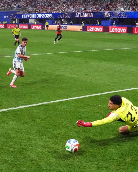 Mostafa Shobeir, thủ môn suýt khiến Messi ôm hận, là ai?