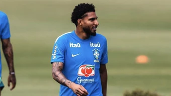 MU sợ Ancelotti dùng Ederson ở vị trí hậu vệ phải