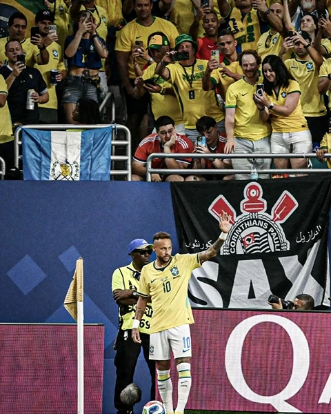 Neymar đuổi kịp Pele Neymar đuổi kịp Pele