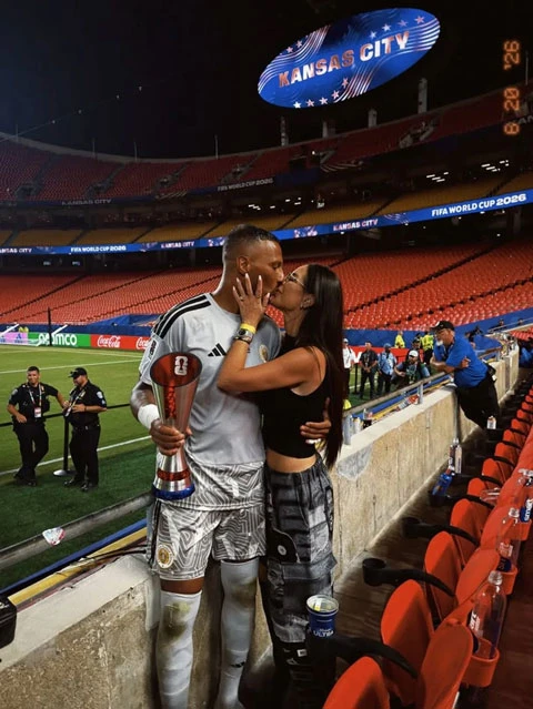 Ngắm nhìn bà xã nóng bỏng của thủ môn Curacao vừa đi vào lịch sử World Cup Ngắm nhìn bà xã nóng bỏng của thủ môn Curacao vừa đi vào lịch sử World Cup