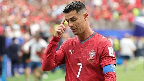 Ngôi sao tuyển Bồ Đào Nha: 'Chúng tôi không có nghĩa vụ phải chuyền bóng cho Ronaldo' Ngôi sao tuyển Bồ Đào Nha: 'Chúng tôi không có nghĩa vụ phải chuyền bóng cho Ronaldo'