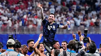 Người Anh ngả mũ trước Messi: 'Cầu thủ vĩ đại nhất mọi thời đại'