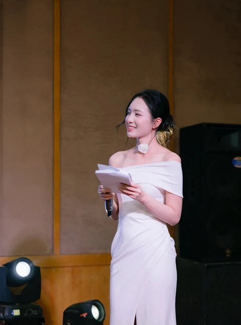 Người đẹp sở hữu hình thể 'đồng hồ cát' cổ vũ Ai Cập Người đẹp sở hữu hình thể 'đồng hồ cát' cổ vũ Ai Cập