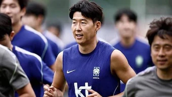 Phóng viên Hàn Quốc mỉa mai Son Heung-min ‘chạy như tiểu đội trưởng’