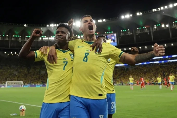 Rafinha: 'Nếu Brazil gặp Tây Ban Nha ở chung kết, nhà tôi chắc sẽ loạn mất' Rafinha: 'Nếu Brazil gặp Tây Ban Nha ở chung kết, nhà tôi chắc sẽ loạn mất'