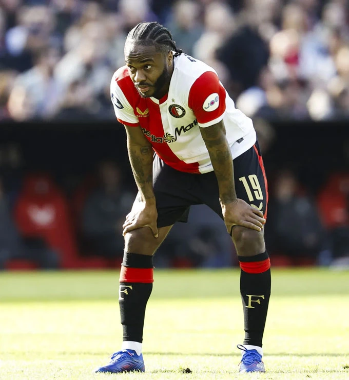 Raheem Sterling bị giáng một đòn mạnh Raheem Sterling bị giáng một đòn mạnh