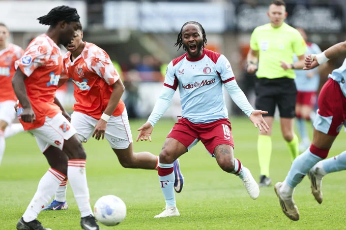 Raheem Sterling bị giáng một đòn mạnh Raheem Sterling bị giáng một đòn mạnh