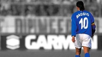 Roberto Baggio chống nạnh nhìn thế giới
