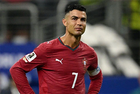 'Ronaldo đã bị các đồng đội tẩy chay' 'Ronaldo đã bị các đồng đội tẩy chay'