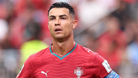 Ronaldo lầm lũi bỏ vào đường hầm, bị Henry 'bắt trúng bệnh' Ronaldo lầm lũi bỏ vào đường hầm, bị Henry 'bắt trúng bệnh'