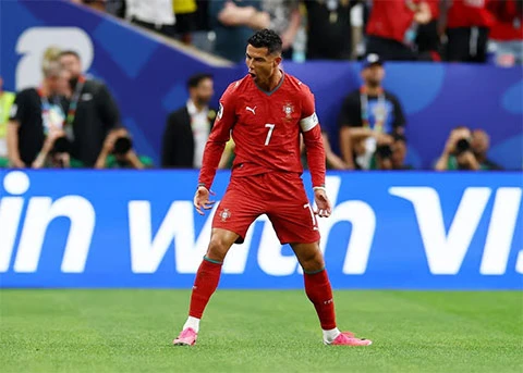 Ronaldo 'mở hàng' tại World Cup, lập kỷ lục mà Messi không với tới