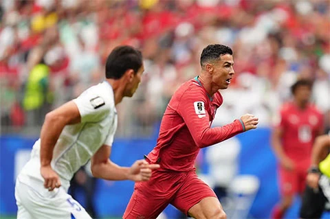 Ronaldo 'mở hàng' tại World Cup, lập kỷ lục mà Messi không với tới