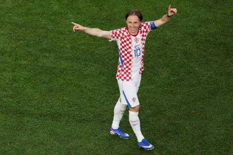 Ronaldo vs Modric: Thời gian bắt kịp các anh mất rồi! Ronaldo vs Modric: Thời gian bắt kịp các anh mất rồi!