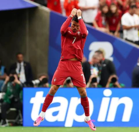 Ronaldo vs Modric: Thời gian bắt kịp các anh mất rồi! Ronaldo vs Modric: Thời gian bắt kịp các anh mất rồi!
