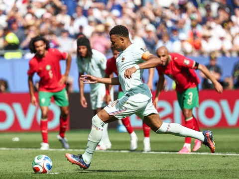 Roy Keane đòi lại công bằng cho Mbappe Roy Keane đòi lại công bằng cho Mbappe