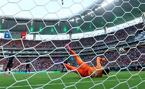 Sai lầm của Muslera và cái giá quá đắt cho Uruguay Sai lầm của Muslera và cái giá quá đắt cho Uruguay