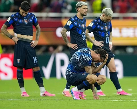 Sai lầm của Muslera và cái giá quá đắt cho Uruguay Sai lầm của Muslera và cái giá quá đắt cho Uruguay