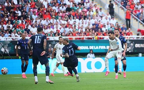 Sai lầm của Muslera và cái giá quá đắt cho Uruguay Sai lầm của Muslera và cái giá quá đắt cho Uruguay