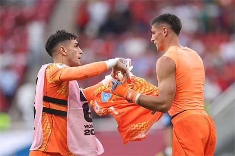 Sai lầm của Muslera và cái giá quá đắt cho Uruguay Sai lầm của Muslera và cái giá quá đắt cho Uruguay