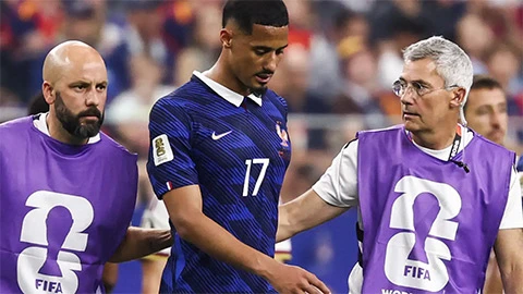 Saliba chấn thương, Pháp thua đơn thiệt kép sau thất bại trước Tây Ban Nha Saliba chấn thương, Pháp thua đơn thiệt kép sau thất bại trước Tây Ban Nha