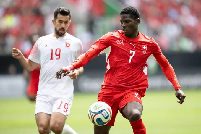 Sao tuyển Thụy Sĩ bị giữ lại ở sân bay, nguy cơ lỡ kế hoạch World Cup 2026 Sao tuyển Thụy Sĩ bị giữ lại ở sân bay, nguy cơ lỡ kế hoạch World Cup 2026