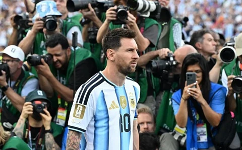 Sau ánh hào quang, Messi là ai?
