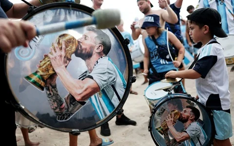 Sau ánh hào quang, Messi là ai?