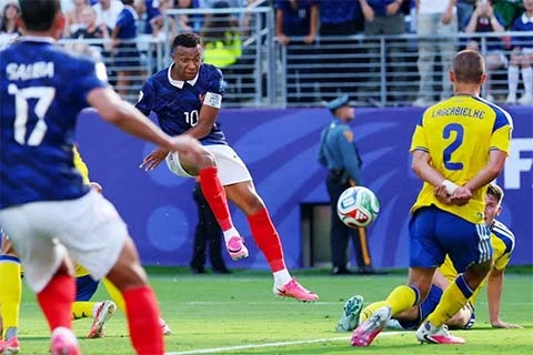 Tại sao Kylian Mbappe thường xuyên ghi bàn khi ngả người ra sau hoặc trong tư thế sắp ngã? Tại sao Kylian Mbappe thường xuyên ghi bàn khi ngả người ra sau hoặc trong tư thế sắp ngã?