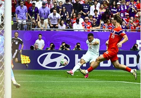 Tại sao Kylian Mbappe thường xuyên ghi bàn khi ngả người ra sau hoặc trong tư thế sắp ngã? Tại sao Kylian Mbappe thường xuyên ghi bàn khi ngả người ra sau hoặc trong tư thế sắp ngã?