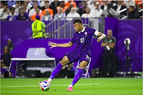 Tại sao Kylian Mbappe thường xuyên ghi bàn khi ngả người ra sau hoặc trong tư thế sắp ngã? Tại sao Kylian Mbappe thường xuyên ghi bàn khi ngả người ra sau hoặc trong tư thế sắp ngã?