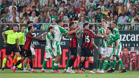 'Thánh quẩy' Antony bị đuổi, giao hữu Betis vs Bournemouth biến thành màn loạn đả 'Thánh quẩy' Antony bị đuổi, giao hữu Betis vs Bournemouth biến thành màn loạn đả