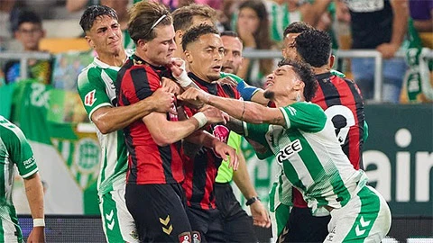 'Thánh quẩy' Antony bị đuổi, giao hữu Betis vs Bournemouth biến thành màn loạn đả 'Thánh quẩy' Antony bị đuổi, giao hữu Betis vs Bournemouth biến thành màn loạn đả