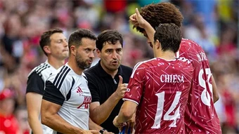 Thấy gì từ trận ra mắt của Iraola tại Liverpool?