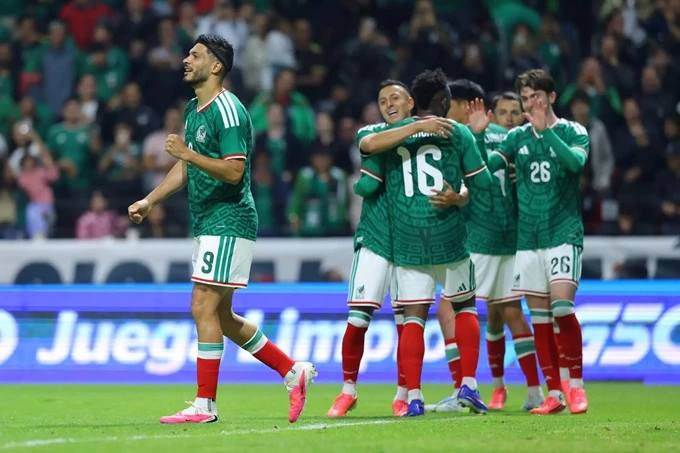 Tiếng kèn Vuvuzela đã tắt, nhưng Mexico và Nam Phi vẫn mắc kẹt ở năm 2010 Tiếng kèn Vuvuzela đã tắt, nhưng Mexico và Nam Phi vẫn mắc kẹt ở năm 2010