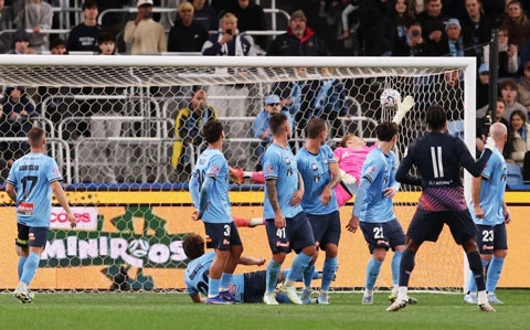 Tottenham thắng luân lưu chật vật trước Sydney FC Tottenham thắng luân lưu chật vật trước Sydney FC