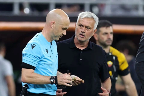 Trọng tài bị Mourinho ghét nhất có công việc mới Trọng tài bị Mourinho ghét nhất có công việc mới