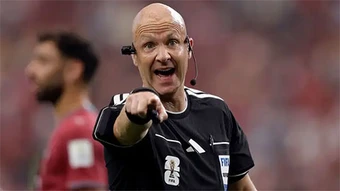 Trọng tài Premier League từng làm việc trong tù giải nghệ sau World Cup 2026