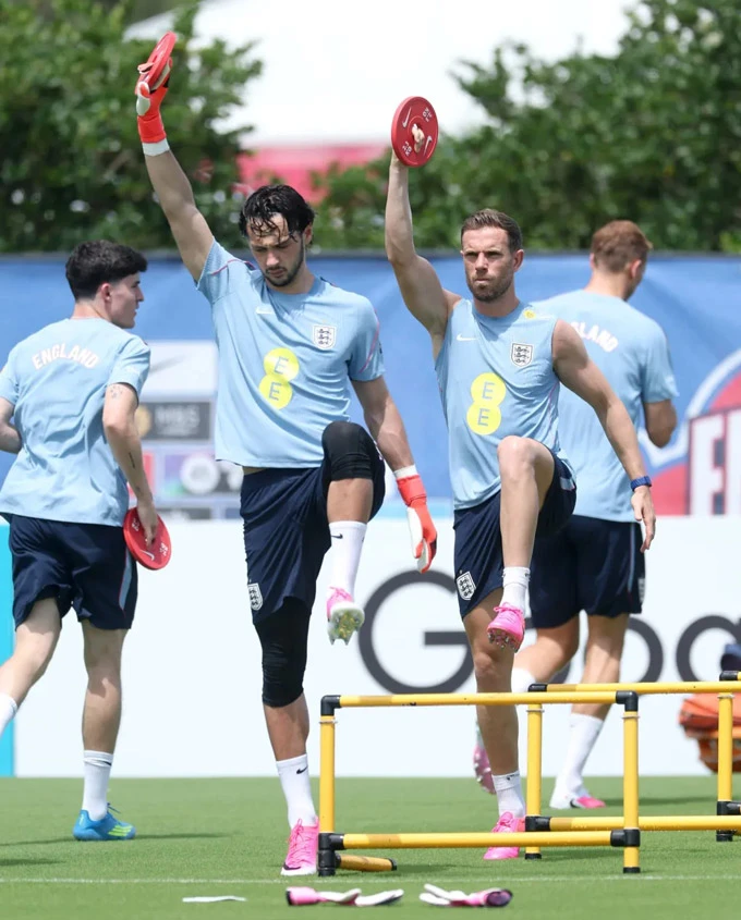 Tuyển Anh 'ngộp thở' ở buổi tập đầu tiên trước thềm World Cup 2026 Tuyển Anh 'ngộp thở' ở buổi tập đầu tiên trước thềm World Cup 2026